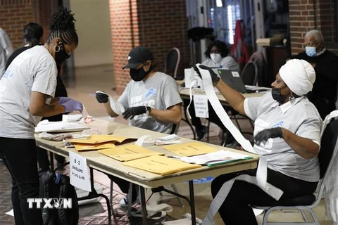 Nhân viên bầu cử hoàn tất thủ tục khi điểm bỏ phiếu tổng tuyển cử đóng cửa tại Detroit, Michigan. (Ảnh: AFP/TTXVN)