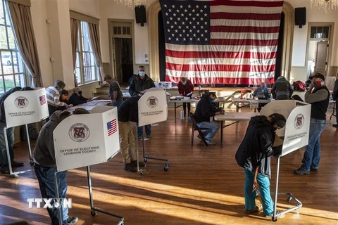 Cử tri bỏ phiếu trong Ngày tổng tuyển cử tại điểm bầu ở Hillsboro, bang Virginia ngày 3/11. (Ảnh: AFP/TTXVN)