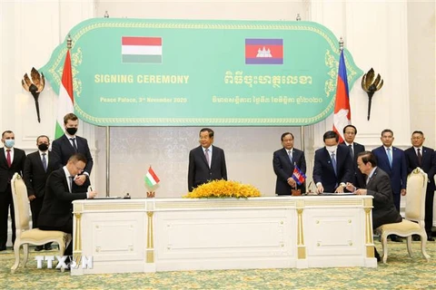 Thủ tướng Campuchia Samdech Techo Hun Sen (giữa) chứng kiến lễ ký hợp tác giữa Campuchia và Hungary nhân chuyến thăm của Bộ trưởng Ngoại giao và Thương mại Péter Szijjártó (trái) tại Phnom Penh ngày 3/11. (Ảnh: THX/TTXVN)