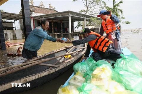 Cứu trợ người dân thôn Hữu Tân, xã Tân Ninh, huyện Quảng Ninh, Quảng Bình. (Ảnh: Danh Lam/TTXVN)