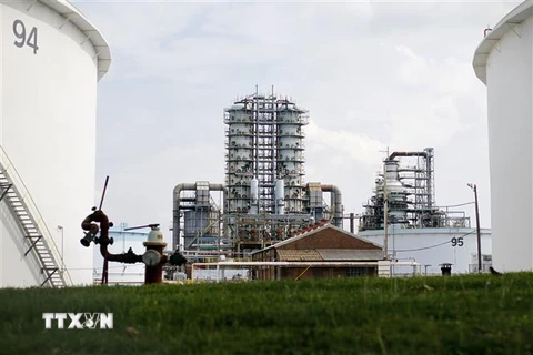 Một cơ sở khai thác dầu tại Trainer, Pennsylvania, Mỹ. (Ảnh: AFP/TTXVN)