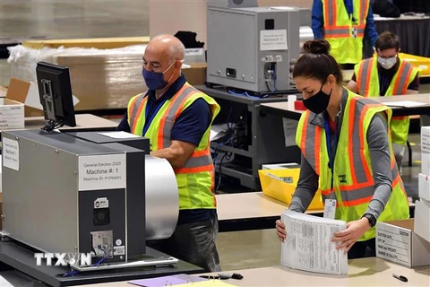 Nhân viên bầu cử kiểm phiếu bầu Tổng thống Mỹ được gửi qua đường bưu điện tại thành phố Philadelphia, bang Pennsylvania. (Ảnh: Shutterstock/TTXVN)