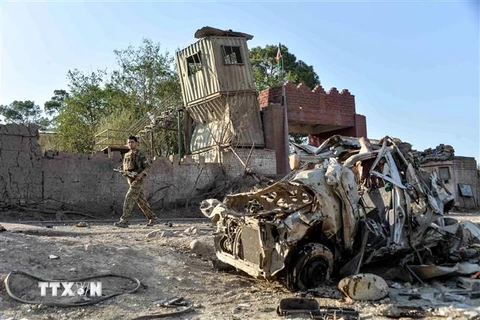 Lực lượng an ninh Afghanistan điều tra tại hiện trường một vụ đánh bom xe ở Ghani Khel, tỉnh Nangarhar, Afghanistan. (Ảnh: AFP/TTXVN)