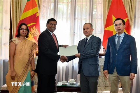 Đại sứ Sri Lanka tại Việt Nam Prasanna Gamage trao tượng trưng số tiền ủng hộ nhân dân miền Trung chịu thiệt hại bởi bão lũ. (Ảnh: TTXVN phát)