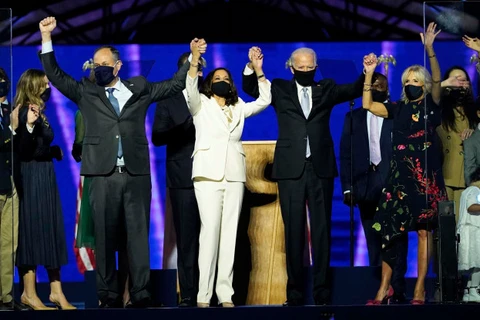 Từ trái sang: Doug Emhoff, chồng của ứng viên đắc cử phó tổng thống Kamala Harris, bà Kamala Harris, ứng viên đắc cử tổng thống Joe Biden và bà Jill Biden xuất hiện trên sân khấu tại Wilmington, Delaware. (Nguồn: AP)