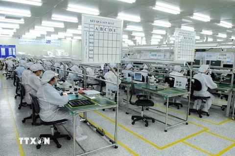 Sản xuất linh kiện điện tử tại Công ty TNHH Doosung Tech Viet Nam (100% vốn đầu tư của Hàn Quốc), ở Khu công nghiệp Lương Sơn (Hòa Bình). (Ảnh: Danh Lam/TTXVN)