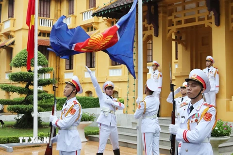 Lễ thượng cờ ASEAN. (Ảnh: Lâm Khánh/TTXVN)