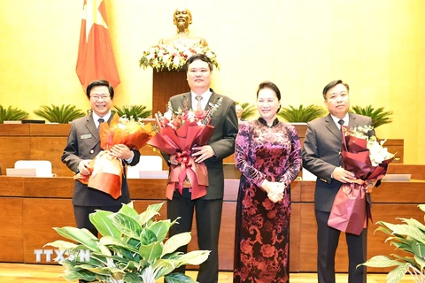 Chủ tịch Quốc hội Nguyễn Thị Kim Ngân tặng hoa chúc mừng các thẩm phán Tòa án nhân dân tối cao vừa được Quốc hội phê chuẩn. (Ảnh: Trọng Đức/TTXVN)