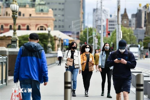 Người dân đeo khẩu trang phòng lây nhiễm COVID-19 tại Melbourne, Victoria, Australia. (Ảnh: THX/TTXVN)