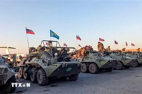 Xe quân sự thuộc Lực lượng giữ gìn hòa bình Nga di chuyển tới Yerevan, Armenia ngày 12/11. (Ảnh: AFP/TTXVN)