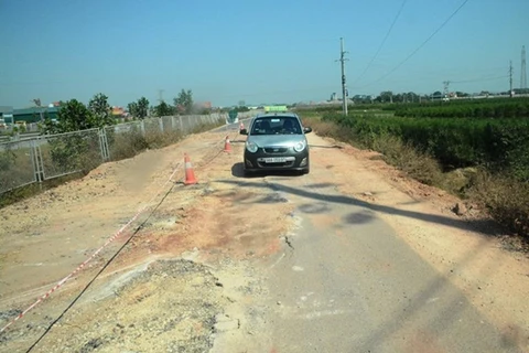 Đoạn đường xung yếu trên đường gom cao tốc Bắc Giang-Lạng Sơn bị hư hỏng do xe quá tải. (Nguồn: qdnd.vn)