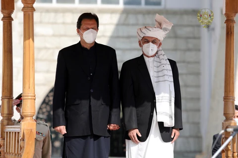 Tổng thống nước chủ nhà Ashraf Ghani (phải) đón Thủ tướng Pakistan Imran Khan. (Nguồn: Reuters)