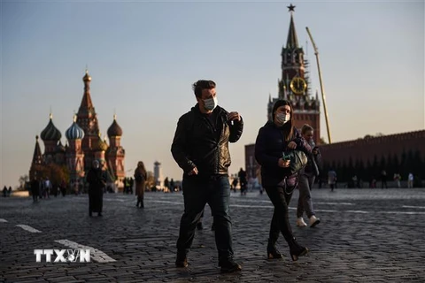 Người dân đeo khẩu trang phòng dịch COVID-19 tại Moskva, Nga. (Ảnh: THX/TTXVN)