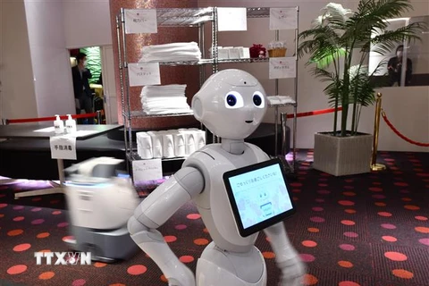 Robot chào khách được sử dụng tại sảnh khách sạn ở Tokyo, Nhật Bản. (Ảnh: AFP/TTXVN)
