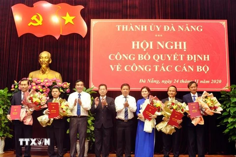 Lãnh đạo Thành ủy Đà Nẵng trao Quyết định và tặng hoa chúc mừng các Ủy viên Ban Thường vụ Thành ủy nhận nhiệm vụ mới. (Ảnh: Trần Lê Lâm/TTXVN)
