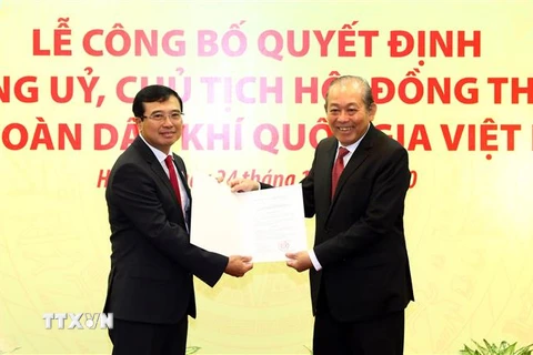 Phó Thủ tướng Thường trực Trương Hòa Bình trao Quyết định Chủ tịch Hội đồng thành viên Tập đoàn cho ông Hoàng Quốc Vượng. (Ảnh: Huy Hùng/TTXVN)