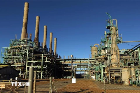 Một cơ sở khai thác dầu tại thị trấn Ras Lanuf, Libya. (Ảnh: AFP/TTXVN)