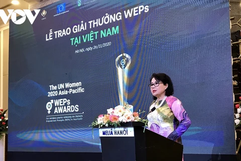 Bà Nguyễn Thị Tuyết Minh, Chủ tịch Hội đồng Doanh nhân nữ Việt Nam, phát biểu tại lễ trao giải. (Nguồn: vov.vn)