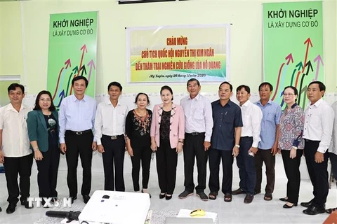 Chủ tịch Quốc hội Nguyễn Thị Kim Ngân thăm Trung tâm sản xuất giống lúa và gạo ST25. (Ảnh: Trọng Đức/TTXVN)