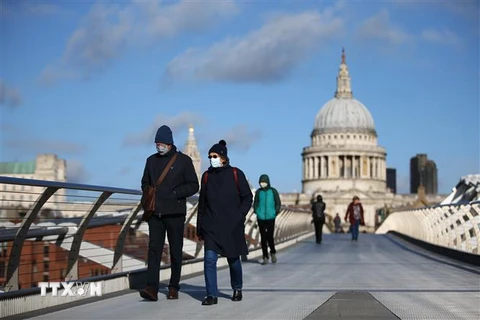Người dân đeo khẩu trang phòng dịch COVID-19 tại London, Anh. (Ảnh: AFP/TTXVN)