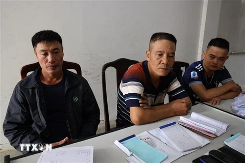 Các đối tượng (từ trái qua): Hoàng Văn Phi, Đào Văn Hùng, Nguyễn Ngọc Lâm tại cơ quan điều tra. (Ảnh: Thanh Tân/TTXVN)