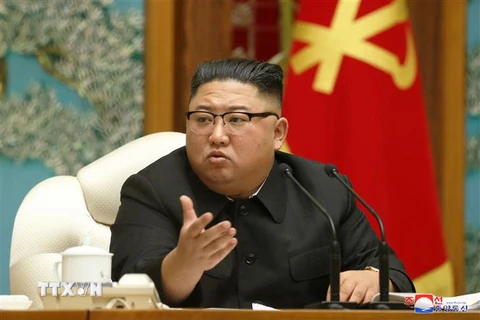 Nhà lãnh đạo Triều Tiên Kim Jong-un chủ trì hội nghị Bộ Chính trị Ban chấp hành Trung ương đảng Lao động Triều Tiên ở Bình Nhưỡng. (Ảnh: Yonhap/TTXVN)