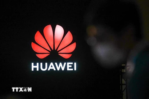Biểu tượng Huawei tại một hội nghị thường niên ở Thượng Hải, Trung Quốc ngày 23/9. (Ảnh: AFP/TTXVN)
