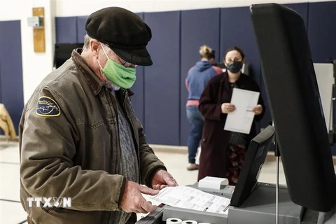 Cử tri bỏ phiếu bầu Tổng thống Mỹ tại điểm bầu cử ở Kenosha, bang Wisconsin ngày 3/11. (Ảnh: THX/TTXVN)