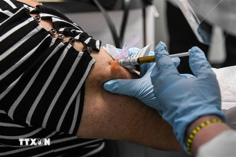 Nhân viên y tế tiêm thử nghiệm vắcxin ngừa COVID-19 trên tình nguyện viện tại Hollywood, Florida, Mỹ. (Ảnh: AFP/ TTXVN)