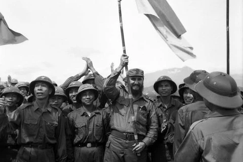 Đồng chí Fidel Castro, Thủ tướng Chính phủ Cách mạng Cuba, Bí thư thứ nhất BCH Trung ương Đảng Cộng sản Cuba giương cao ngọn cờ truyền thống Bách chiến-Bách thắng" lấp lánh huân chương của Đoàn Khe Sanh, Quân Giải phóng Trị Thiên-Huế anh hùng, trong chuyế