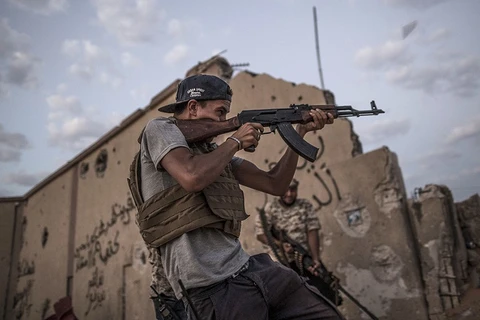 Một tay súng nước ngoài tại Libya. (Nguồn: journal-neo.org)
