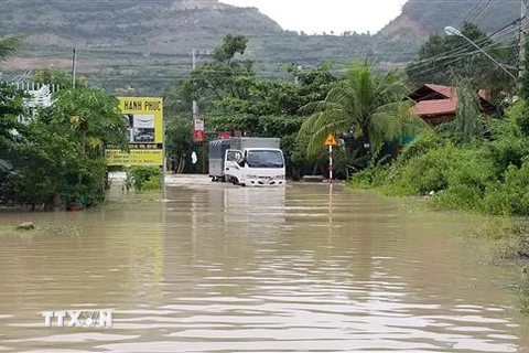 Nước lũ ngập lối đi dân sinh và nhà dân tại thành phố Nha Trang. (Ảnh: Phan Sáu/TTXVN)