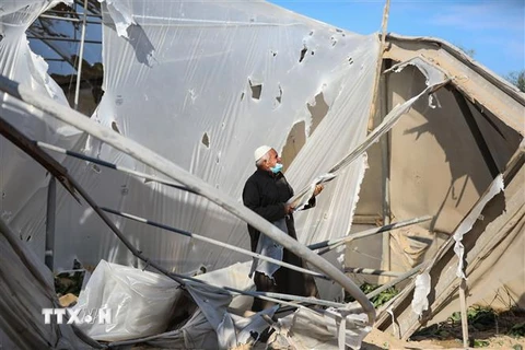 Cảnh đổ nát sau vụ không kích của Israel xuống thành phố Khan Younis, Nam Dải Gaza. (Ảnh: THX/TTXVN)