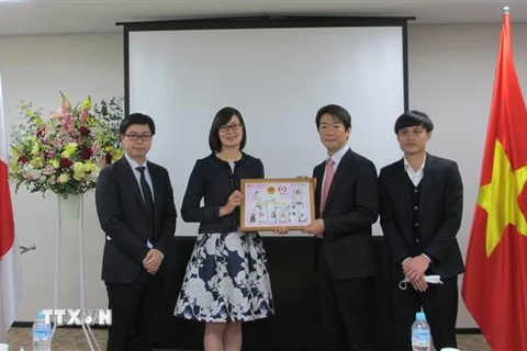 Bà Lâm Thanh Phương, Công sứ Đại sứ quán Việt Nam tại Nhật Bản, trao bằng kỷ niệm cho ông Tooru Mera, đại diện cho nhà tài trợ MUFG. (Ảnh: Đào Thanh Tùng/TTXVN)