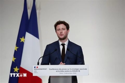 Bộ trưởng phụ trách các vấn đề châu Âu của Pháp Clement Beaune phát biểu tại cuộc họp báo ở Paris ngày 3/12. (Ảnh: AFP/TTXVN)