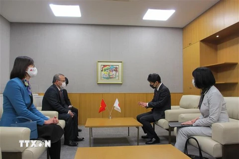 Ông Ichita Yamamoto (phải), Thống đốc tỉnh Gunma tiếp Đại sứ Vũ Hồng Nam. (Ảnh: Đào Thanh Tùng/TTXVN)