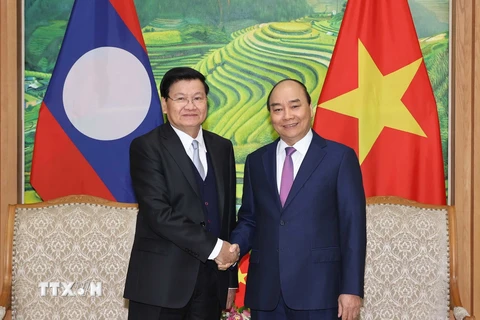 Thủ tướng Nguyễn Xuân Phúc và Thủ tướng Lào Thongloun Sisoulith. (Ảnh: Thống Nhất/TTXVN) 