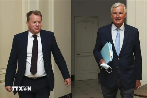 Trưởng đoàn đàm phán thương mại hậu Brexit của EU Michel Barnier (phải) và người đồng cấp Anh David Frost (trái) tại vòng đàm phán ở Brussels, Bỉ. (Ảnh: AFP/TTXVN)