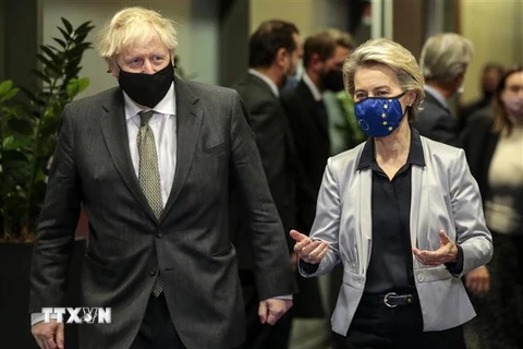 Thủ tướng Anh Boris Johnson (trái) và Chủ tịch Ủy ban châu Âu (EC) Ursula von der Leyen (phải) tại cuộc gặp ở Brussels, Bỉ ngày 9/12. (Ảnh: AFP/TTXVN)