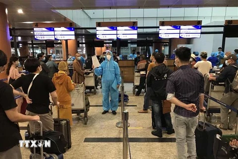 Đại sứ quán Việt Nam tại Myanmar đã cử cán bộ trực tiếp ra sân bay hỗ trợ công dân hoàn thành các thủ tục cần thiết trước khi máy bay cất cánh. (Ảnh: TTXVN phát)