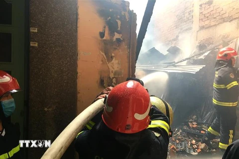 Lực lượng cứu hỏa triển khai chữa cháy. (Ảnh: TTXVN phát)