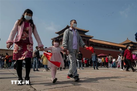 Người dân tham quan Tử Cấm Thành tại Bắc Kinh, Trung Quốc. (Ảnh: AFP/TTXVN)