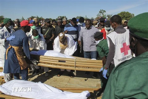 Tang lễ thường dân thiệt mạng sau vụ tấn công do phiến quân Boko Haram tiến hành tại làng Koshobe, gần Maiduguri, thủ phủ bang Borno, Nigeria, ngày 29/11. (Ảnh: AFP/TTXVN)