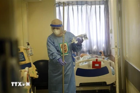 Nhân viên y tế điều trị cho bệnh nhân mắc COVID-19 tại một bệnh viện ở thành phố Rehovot, Israel. (Ảnh: THX/TTXVN)