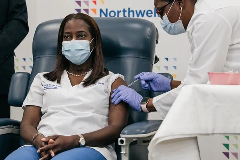 Nữ y tá Sandra Lindsay được tiêm mũi vắcxin phòng COVID-19 đầu tiên. (Nguồn: Chính quyền Bang New York)