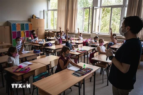 Giáo viên và học sinh đeo khẩu trang phòng lây nhiễm COVID-19 tại một trường học ở Belgrade, Serbia. (Ảnh: AFP/TTXVN)