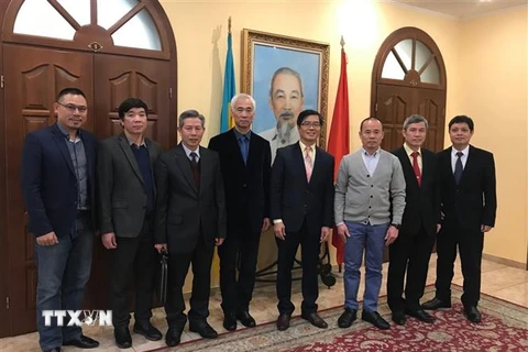 Đại sứ Nguyễn Hồng Thạch với đại diện hội, đoàn thể cộng đồng người Việt Nam tại Ukraine. (Ảnh: TTXVN phát)