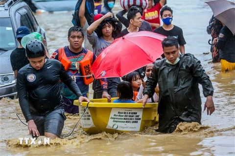Lực lượng cứu hộ sơ tán người dân khỏi vùng ngập lụt do bão Vamco tại Manila, Philippines. (Ảnh: THX/TTXVN)