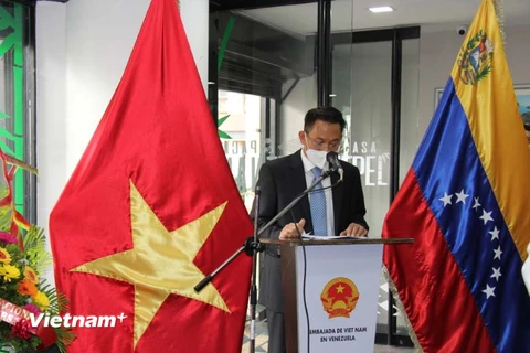 Đại sứ Lê Viết Duyên phát biểu tại lễ kỷ niệm. (Ảnh: Đại sứ quán Việt Nam tại Venezuela)