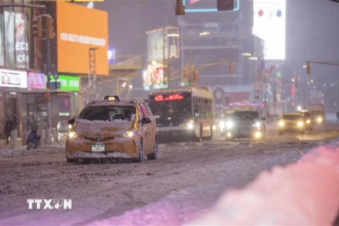 Các phương tiện di chuyển trên đường phố trong điều kiện tuyết rơi dày đặc tại New York, Mỹ. (Ảnh: THX/TTXVN)